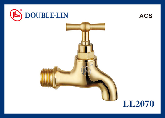 Apportez de l'eau de cuivre à l'eau de robinet